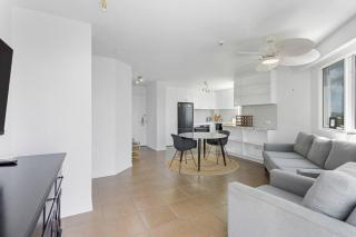 Contemporary 2Bed 2BA, Parking, Pool, BBQ, Balcony - Gold Coast - 6