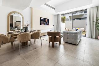 New 2.5 BR Villa With PS5 and Garden Near Dubai Mall - 0