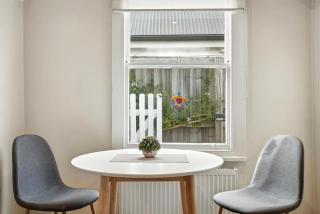 Dunn Cottage North Hobart x 6 - 8