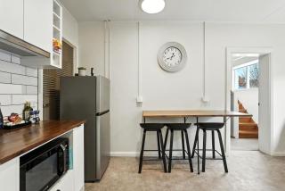 Dunn Cottage North Hobart x 6 - - 6