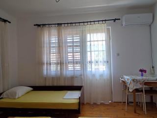 Guesthouse Porobic 3-Bed Room Terrace - Igalo - 9