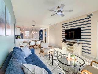 Relaxing Lakeview 2BR Condo with 2 Clubhouses - 9