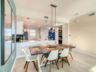 Relaxing Lakeview 2BR Condo with 2 Clubhouses - 8