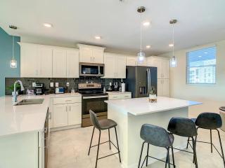 Relaxing Lakeview 2BR Condo with 2 Clubhouses - 6