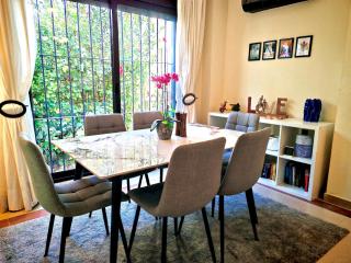 Stylish 2-Bed Duplex Townhouse, Full Kitchen, Access to Three Pools, Minutes from Puerto Banus, by "La Buena Vida Holiday Homes" - Marbella - 5