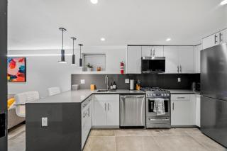 luxury 2 bed 2 bath apt with free parking - 4