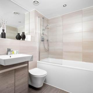 Modern Central Two Bedroom Apartment - Great Location - Fast WiFi 404R - 1