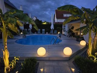 Modernes Bungalow im wunderschönen Garten mit Pool - 2