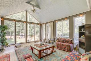 6 Mi to Stone Mountain Park Home with Deck! - Lilburn - 8