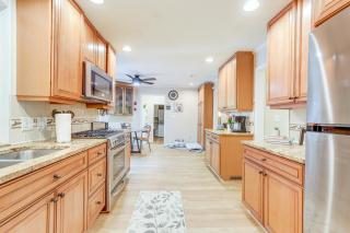 6 Mi to Stone Mountain Park Home with Deck! - Lilburn - 3
