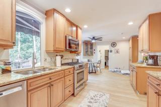 6 Mi to Stone Mountain Park Home with Deck! - Lilburn - 4