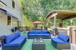 6 Mi to Stone Mountain Park Home with Deck! - Lilburn - 0