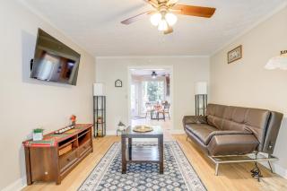 6 Mi to Stone Mountain Park Home with Deck! - Lilburn - 5