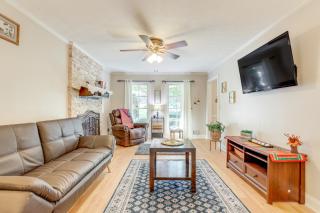 6 Mi to Stone Mountain Park Home with Deck! - 7