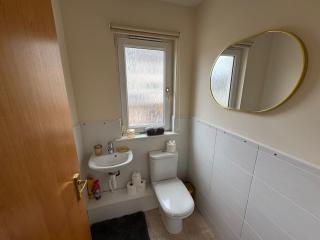 Donald's Townhouse - 4 Room, 3 bath, Ring Road Access, Fully Equipped, Free Parking - Freshly Renovated By ORION SHORT STAYS - 1