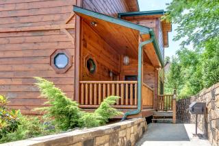 Gatlinburg Cabin with Private Hot Tub by Staycating - Gatlinburg - 1