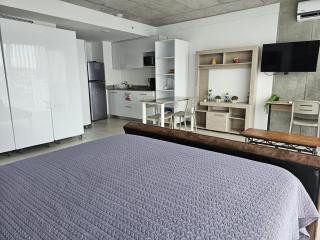 Urban Breeze iFreses, 10th floor! AC, TV and Pool - 7