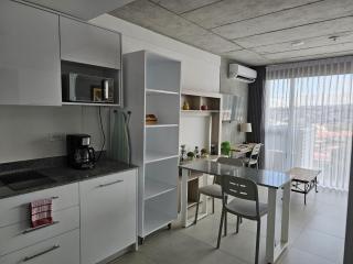 Urban Breeze iFreses, 10th floor! AC, TV and Pool - 2