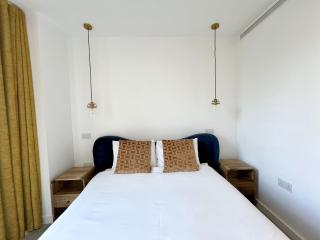 Tower Bridge Premium Apt w Balcony and AC - 9