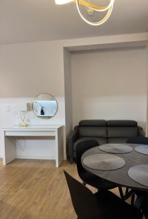 Nowoczesny Apartament we Wrocławiu z Balkonem i Parkingiem Podziemnym - 3