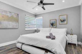 600 SW 31st Ave · Pool Patio 4 Queen Beds Sleep 8 Parking - 7