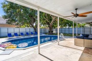 600 SW 31st Ave · Pool Patio 4 Queen Beds Sleep 8 Parking - 1
