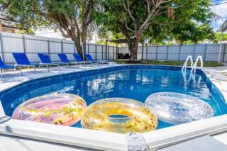 600 SW 31st Ave · Pool Patio 4 Queen Beds Sleep 8 Parking - 4
