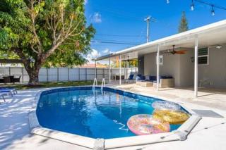 600 SW 31st Ave · Pool Patio 4 Queen Beds Sleep 8 Parking - 2