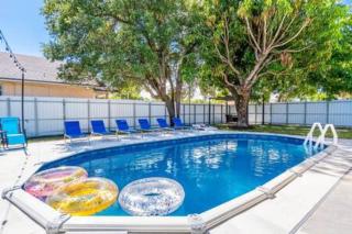 600 SW 31st Ave · Pool Patio 4 Queen Beds Sleep 8 Parking - 3