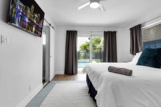 617 NW 30 CT · Pool Patio 5Bd 3Bath Fire Pit Parking for 3 - 2
