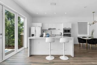 3282 SW 28th St · Private Pool 4BD2.5BA Parking Laundry Wi-Fi - 6