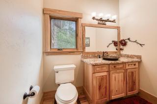Truckee Timbers at Gray's Crossing by Tahoe Getaways - 4BR w Hot Tub, Ping Pong & EV - Truckee - 1