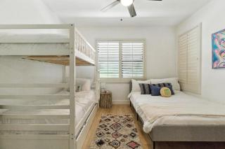 2BR Condo - Pool - Balcony - Prime Location - 1