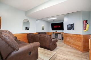 Gatlinburg's Getaway: View, Hot Tub, Theater, MORE - 6