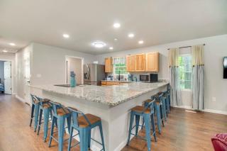 Walk to Marina and Lake Family Retreat in Afton! - Afton - 1