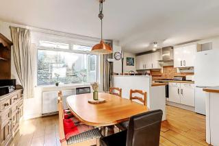 Bright & Stylish 3BR - Close to UWE & Free Parking - 9