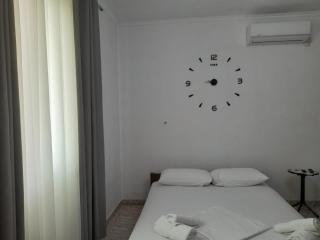 Albert Guest House - Borsh - 9