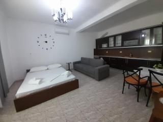 Albert Guest House - Borsh - 5