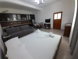 Albert Guest House - Borsh - 4