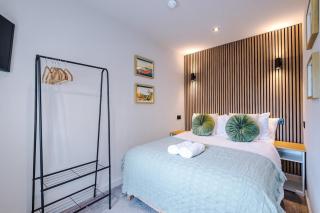 Stylish 2BR Flat with Parking - Llandudno - 8