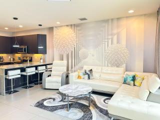 TR1435RC - Modern 3BR - Private Pool • Sleeps 8 - 7