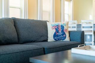 Lafitte's Landing Lakeview Cottage - Lakefront - 8