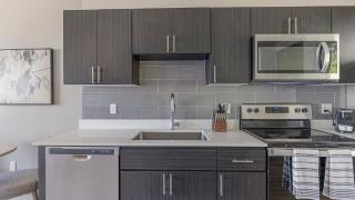 Landing Beautiful 1BD Pool Clubhouse - 2