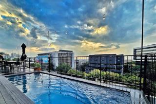 Modern 1 Bedroom Apartment overlooking Sandton City - Johannesburg - 2