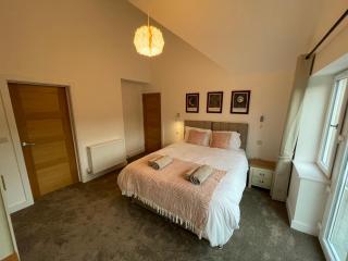 Exquisite large executive home - 2