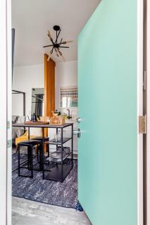 Vibe on the Patio at a Modern Luxury Studio near LAX Beach - 4