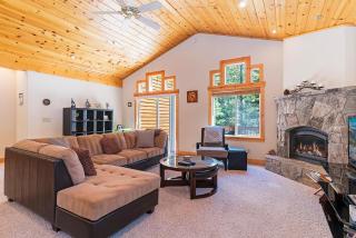 Cedar Chateau with Game Room & HOA Access - 9