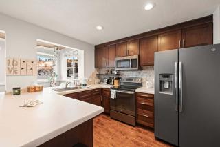 Powder Run Retreat Modern Stay for 6 With On-site Ski Access & Mountain Views - 2
