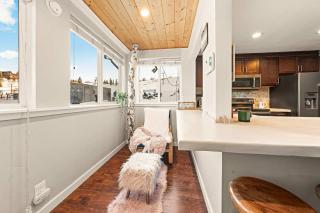 Powder Run Retreat Modern Stay for 6 With On-site Ski Access & Mountain Views - 4