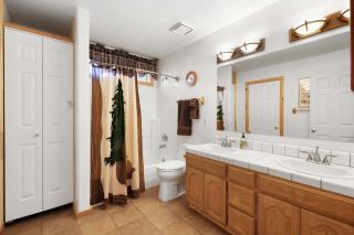 Paradise Pines 3BR Secluded Cabin Minutes in Tahoe Donner - 3